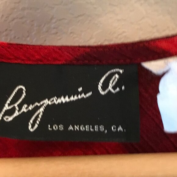 Benjamin A. Geometric Crepe Blouse: Vintage Red Floral Close-Fit Top, Size 12 - Picture 4 of 8